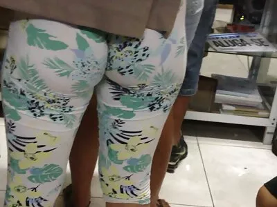 Kadın geri dönülmez bir şekilde gizli amatör porno erkeği tahrik eder, bu yüzden onu sikmek ister