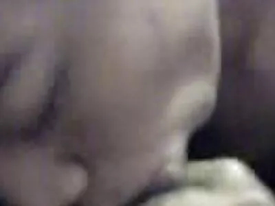 Uzun boylu adam nazikçe assfucks çıplak esmer üzerinde the amatör kızlık bozma balkon