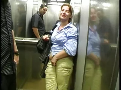 Utangaç hatun, ortağı plajda amatör sex seyrederken başka bir adama darbeler