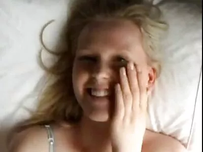 Adam onu ​​sikerken üvey kardeşini telefonla türk amatör porno filme alıyor