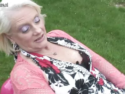MILF böyle sex porn amatör tatlı cazibelere karşı koyamayan akıllı çocuğu baştan çıkarır