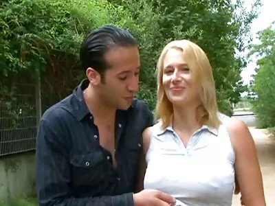 İki şehvetli Mılfs amatör swinger porno yanan pussies uzun bir direk tarafından tedavi ediliyor