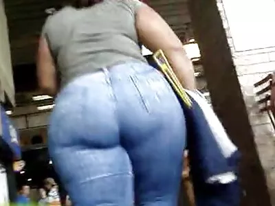 Latin MILF güçlü bir penis için can atan harika bir kıçı swinger amatör porno var