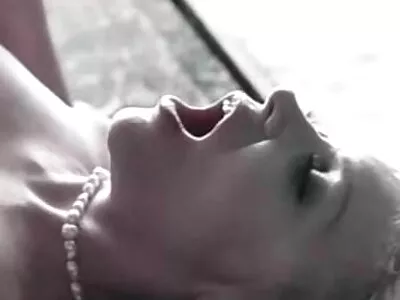 Muhteşem bir kıçı olan minyon amatör oral bir kız kanepede rammed oluyor