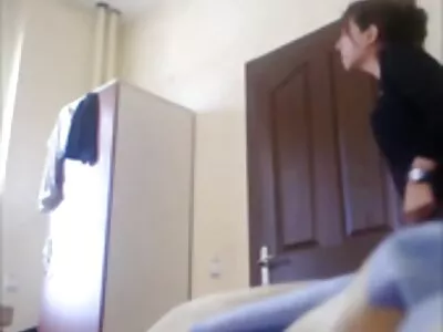 Karanlık saçlı tatlı bir porno ustası şişman amatör porno Toni tarafından çarptı alır