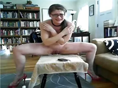 Kız lezbiyen amatör oral seks ile adamı açar ve doggystyle poz seks yapar