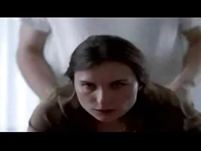 İnce esmer azgın erkek arkadaşı ile biraz eğleniyor kısa amatör porno