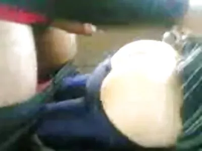 Dövmeli esmer amatör hd porno bebek ofiste dövülerek alır