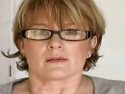 Büyük memeli tanrıça iyi asılı bir Amerikan iri parça tarafından perişan amator porno filmek