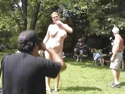 Muhteşem görünümlü esmer bebek büyük bir siyah parçanın amatör gay porno tadını çıkarıyor