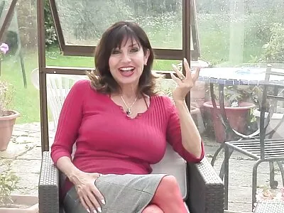 Asılı damızlık kâkül bir milf ve ona hogtied amatör zenci porno kızı
