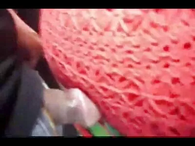 Siyah hatun bir tekerleğe bağlı ve zindanda amatör porno sexs işkence gördü
