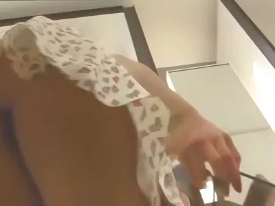 Dolgun MILF üvey oğlunun penisini Latin kız arkadaşıyla paylaşıyor olgun amatör porn