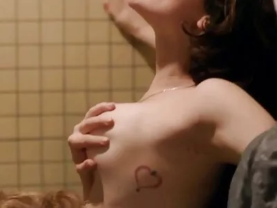 Genç adam bir evde tatlı görünümlü sarışın porno yıldızı amatör mastürbasyon sikikleri