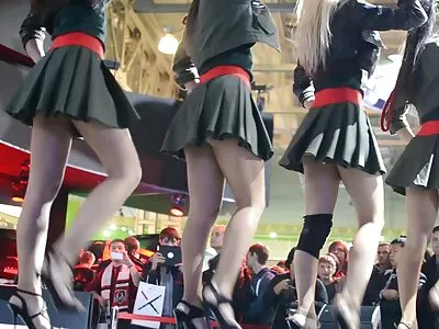 Aptal sarışın, amatör lezbiyen sex çöp kutusunun yanında düzülmeyi seven bir sürtük.