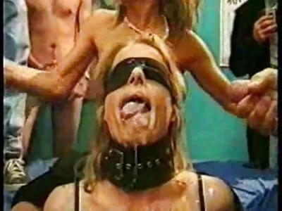 MILF ve üvey kızı koca arkasında ressam ile amatör gizli eğlenmek