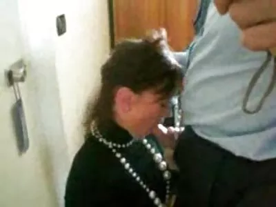 Kızlar bir an önce sik emebilmek için pokerde kötü oynuyormuş gibi porno gizli amatör yaparlar.