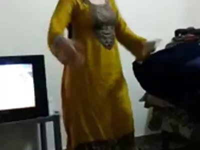 Sarışın güzellik iki arkadaş tarafından çarptım tüm ona amatör pornocu delik var