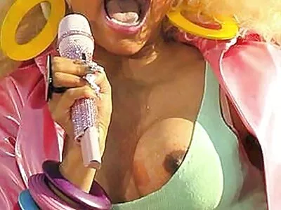 Kıvırcık saçlı memur, amatör sex dolabında sarışın patronla çiftleşiyor