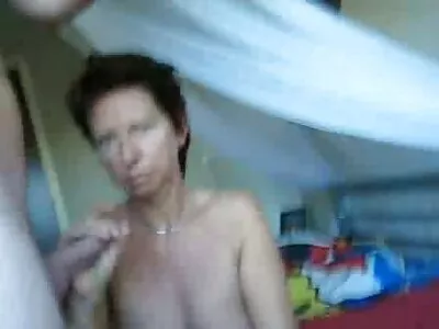 gözleri bağlı piliç iki yarak emiyor ve çift nüfuz şişman amatör porno ediliyor