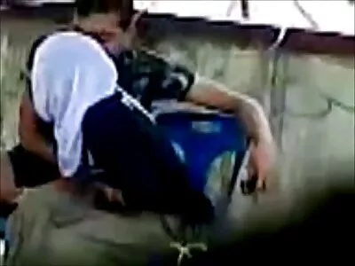 Genç adam üvey kardeşine ateşli amatör porno bakire kalması için kalçalarını açmasını söyledi
