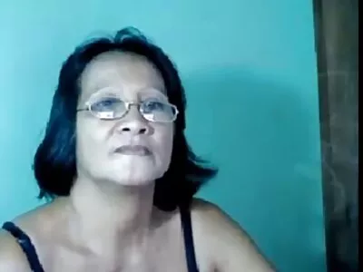 MILF üvey kızının erkek arkadaşını yakalar ve amatör evli porno adam onu ​​merdivenlerde sikikleri